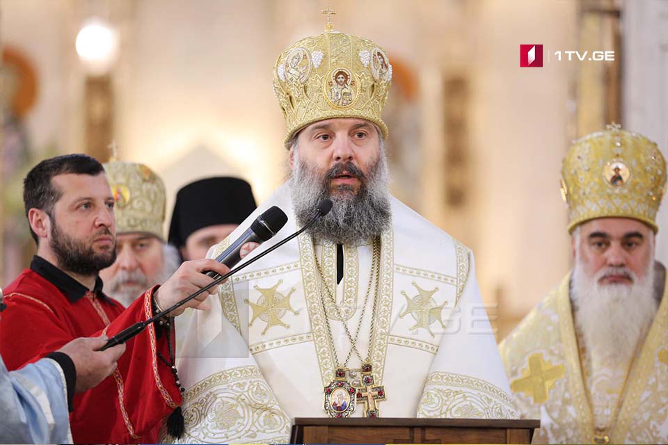 მეუფე შიომ ბზობის  სადღესასწაულო ლიტურგია აღავლინა,